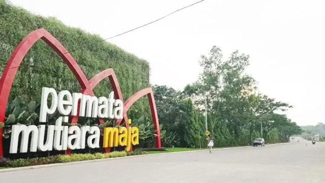 gerbang utama permata mutiara maja